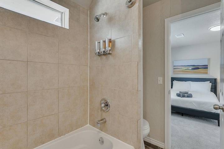 Vacation rental for 13 people, with yard and pool as well as balcony and hot tub in Plano