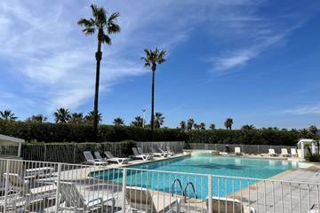 Gîte pour 4 personnes, avec terrasse et piscine dans Plage du Port Fréjus