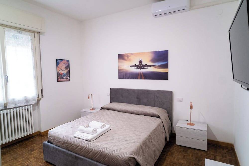 Entire apartment, Charming Two-Bedroom Apartment in Downtown Cremona in Cremona, Cremona Province