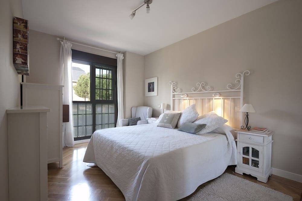 Entire apartment, Beautiful 3 Bedroom apartment very near Madrid city, Wifi, Ac, Pool, Paddle. in Majadahonda, Madrid Province