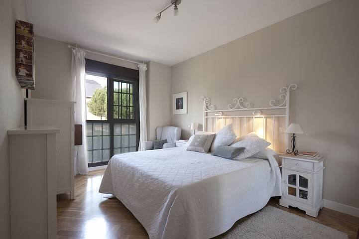 Apartamento entero, Beautiful 3 Bedroom apartment very near Madrid city, Wifi, Ac, Pool, Paddle. in Majadahonda, Área Metropolitana de Madrid