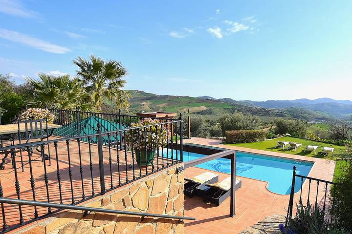 Chalet para 7 personas, con jacuzzi además de sauna y jardín, Se admiten mascotas en Antequera - 2