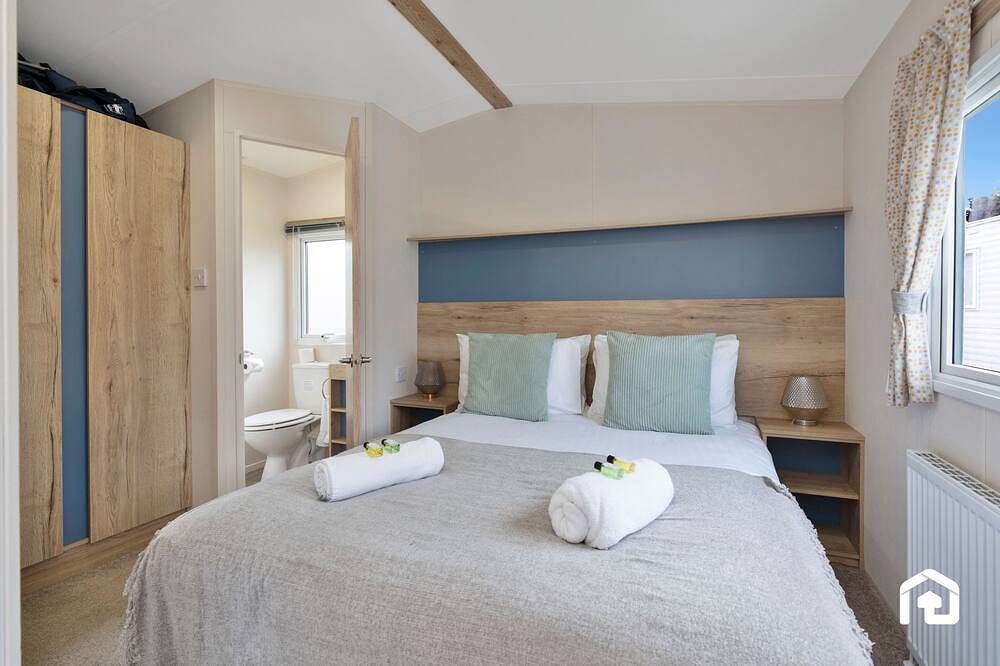 Swimming pool, entertainment complex, and children's play areas. in Edinburgh und Lothian