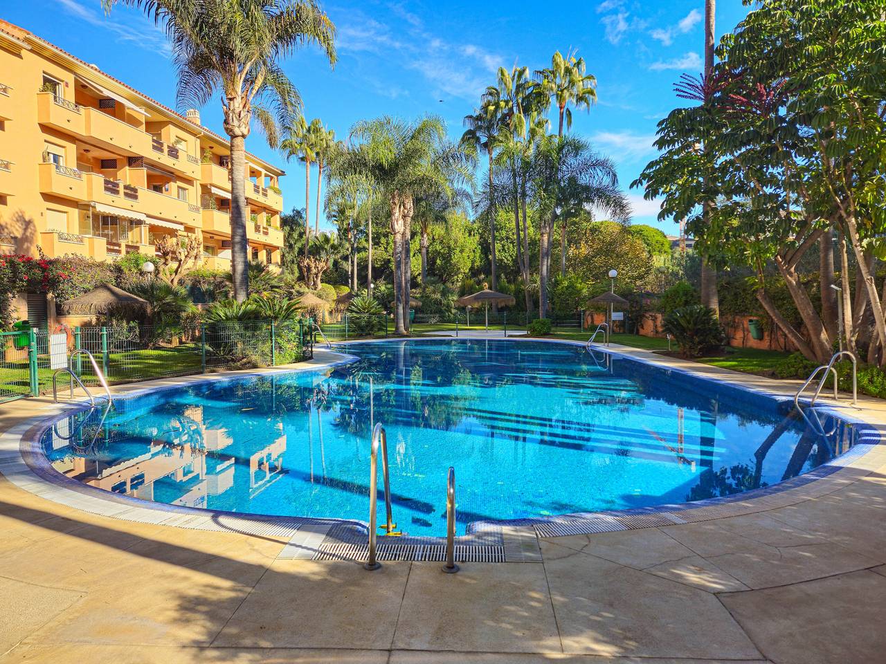 Geheel appartement, Three bedroom apartment in Las Chapas, Marbella. in Carib Playa, Marbella