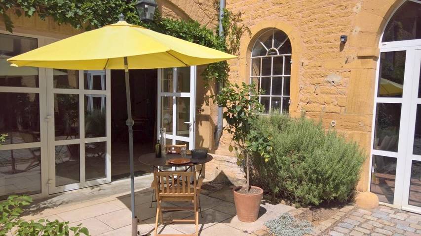 Location de vacances pour 2 personnes, avec terrasse et piscine ainsi que vue et jardin à Theizé - 3