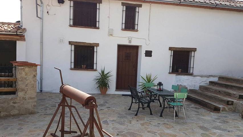 Casa rural para 10 personas, con jardín además de vistas y piscina en Montecorto