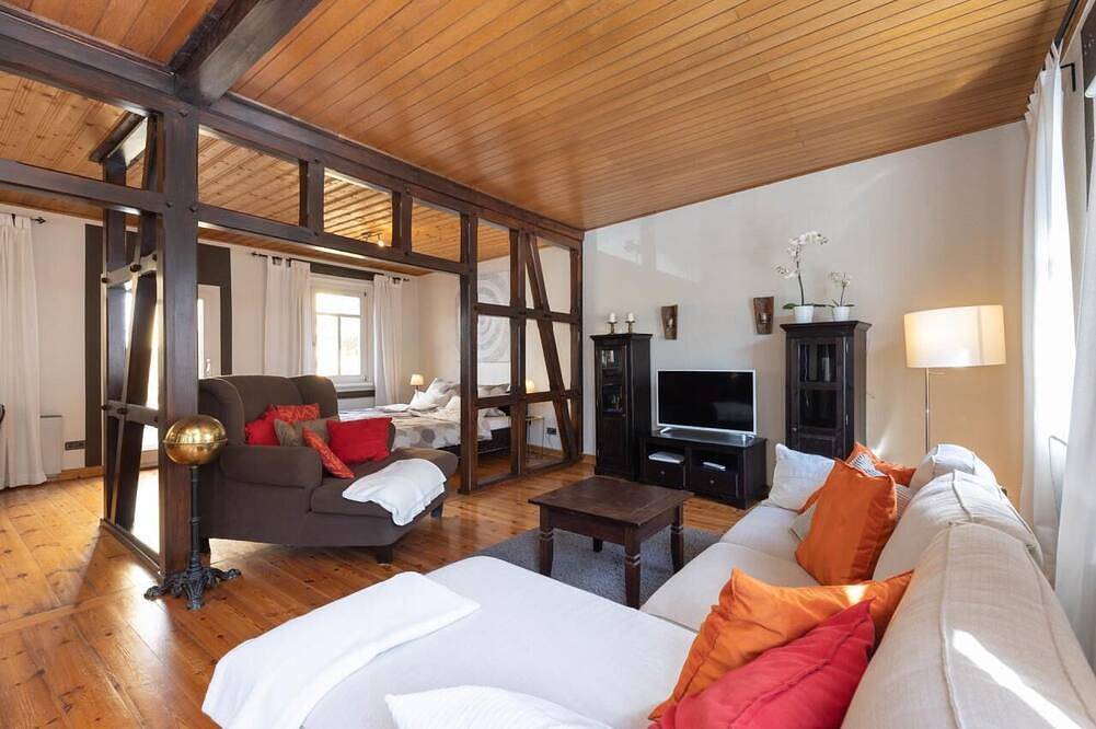 Ganze Wohnung, Das grosszügige Apartment \"Heimatnest\" erstreckt sich mit ca. 80 qm2 über das ganze erste Stockwerk des Hauses und bietet Platz für 2 Personen. Die Ausstattung vereint moderne und traditionelle Einrichtungselemente und ist eine Hommage an das e... in Bad Ems, Lahn-Taunus
