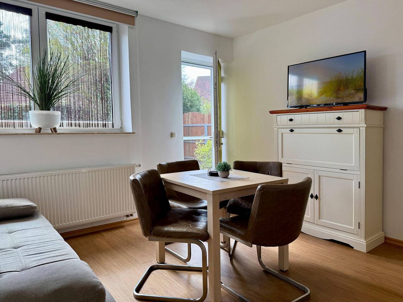 Ganze Wohnung, Komfortable Ferienwohnung mit Terrasse und Gartenzugang in ländlicher Umgebung in Neu Hirschburg, Ribnitz-Damgarten