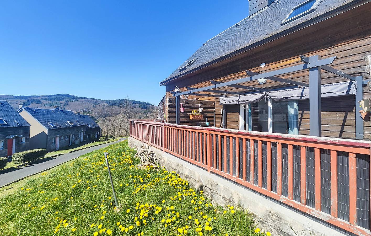 Charming 1.5km to Beach Apartment with Terrace and Free Parking in La Salvetat-sur-Agout, Béziers region