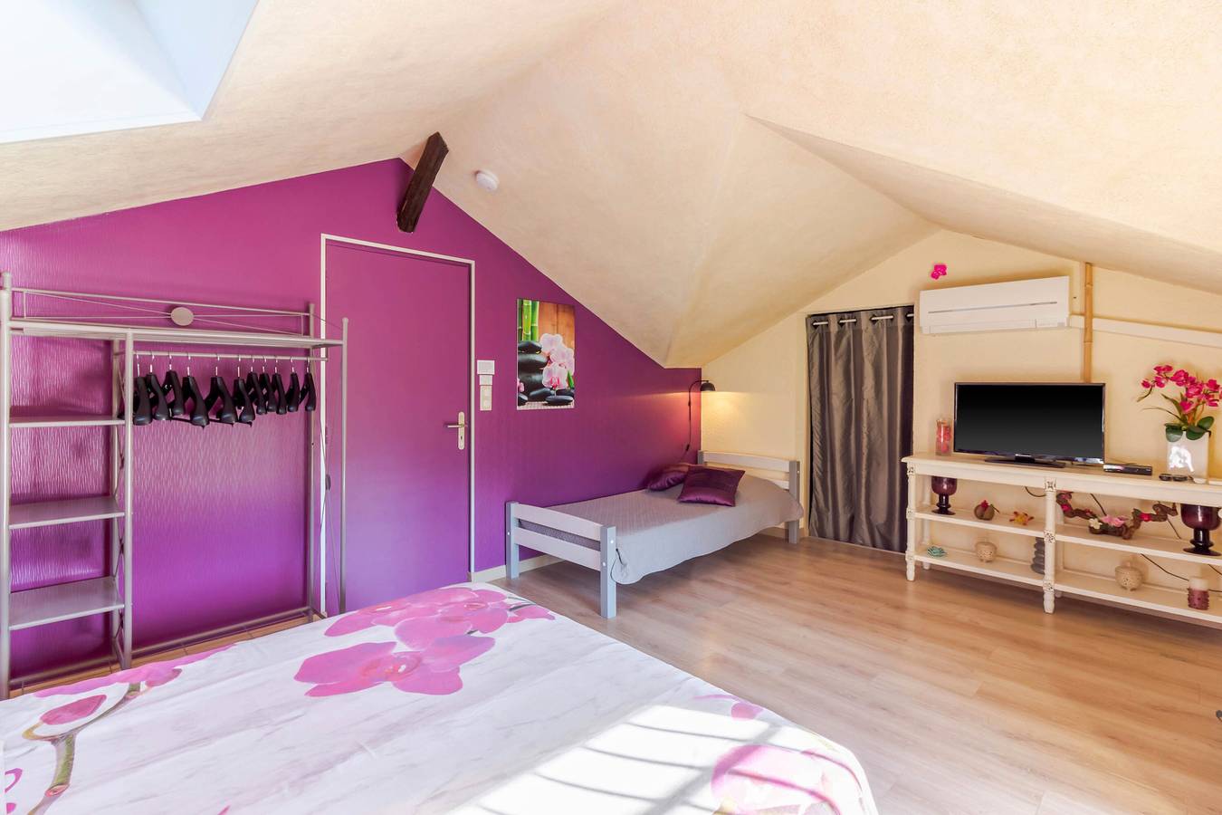 Chambre d'hôtes 'Le Moulin De Mayence Fleur Orchidée' avec piscine partagée, Wi-Fi et climatisation in Plazac, Périgord Noir