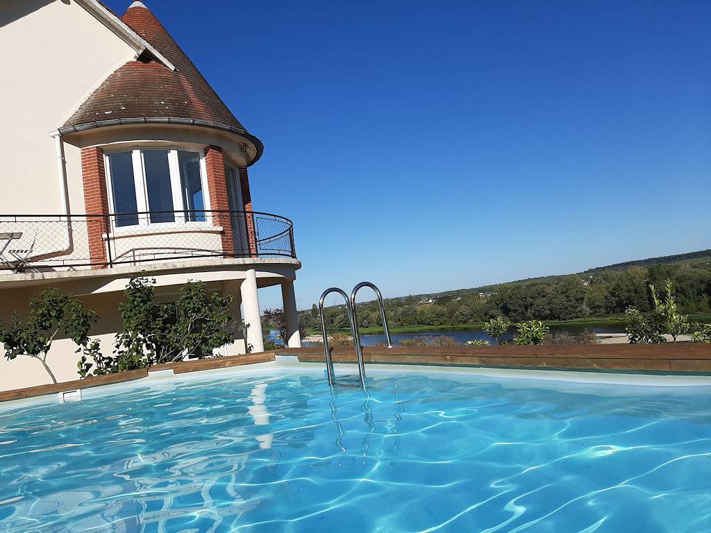 Gite Spa 2, vue unique sur la Loire, piscine, massages in Blois, Région de Blois