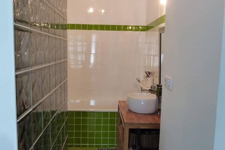 Gîte pour 2 personnes, avec terrasse ainsi que jardin et jacuzzi à Talence - 4