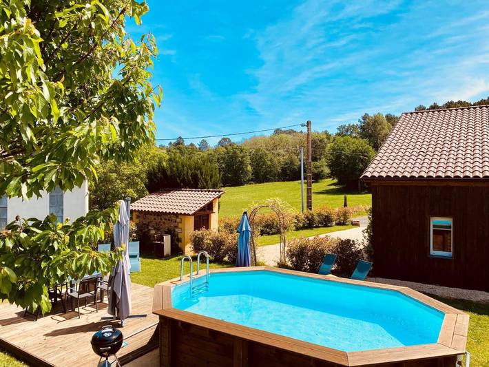 Location de vacances pour 6 personnes, avec piscine ainsi que jardin et vue à Capdrot