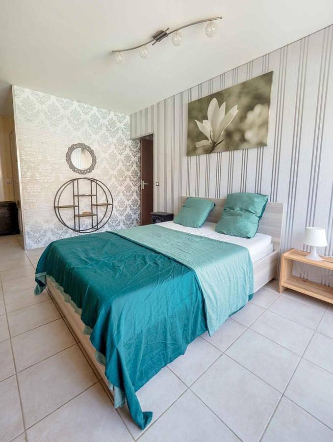 Location de vacances pour 6 personnes, avec vue ainsi que piscine et jardin à Gagnières - 4