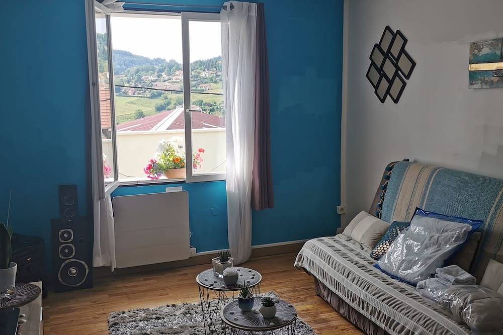 Apartamento inteiro, Appartement T2 au Calme Avec Belle vue sur la Vallée - La Fregate in Cours-la-Ville, Villefranche-sur-Saône (Região)