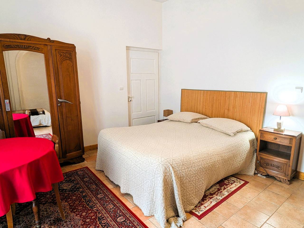 Cozy cottage with shared courtyard, Vézelay center in Vézelay, Morvan Regional Nature Park