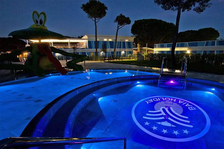 Casa mobile per 4 persone, con Terrazza e Piscina nonché Sauna a Cavallino