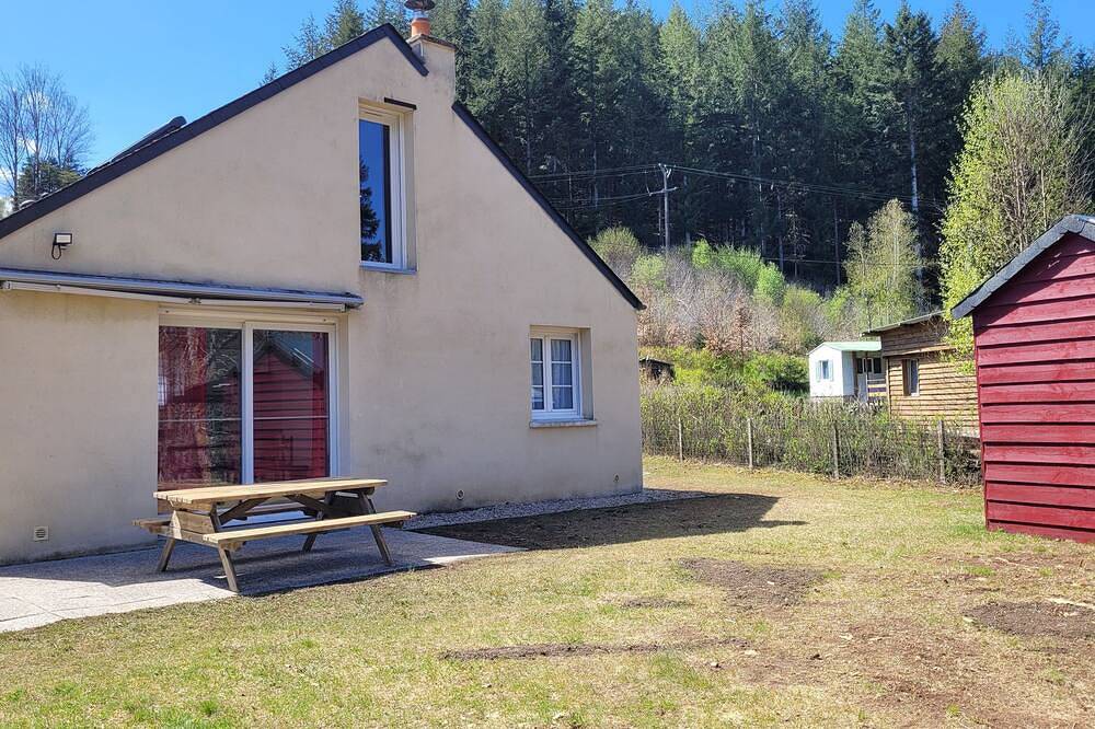 Maison avec accès direct à la rivière in Bugeat, Région d'Ussel