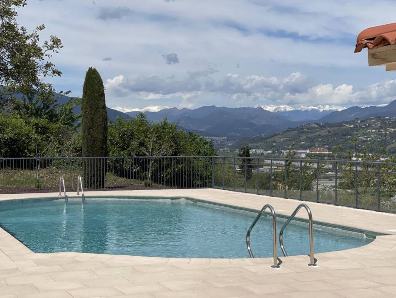 Ganzes Studio, Einzimmerapartment 'Résidence Les Bastides' mit Bergblick, Gemeinschaftspool und Klimaanlage in Saint-Laurent-du-Var, Cannes und Umgebung