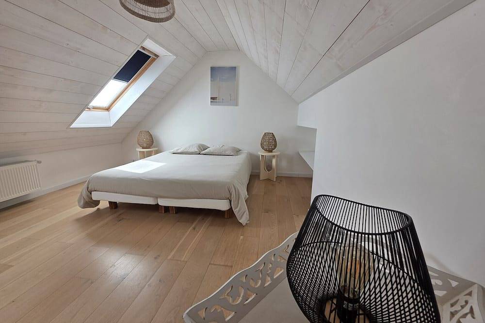 Lovely holiday home 5 mins walk from beautiful white sand beaches in Landéda, Región de Brest