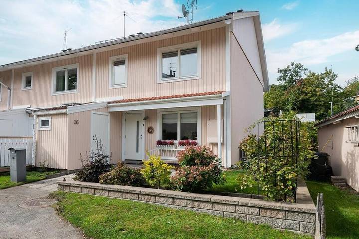 Appartement de vacances pour 10 personnes, avec terrasse et jacuzzi ainsi que jardin et piscine, animaux acceptés