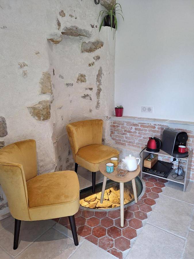 Location de vacances pour 2 personnes, avec terrasse ainsi que piscine et jardin à Saint-Julien-de-Peyrolas