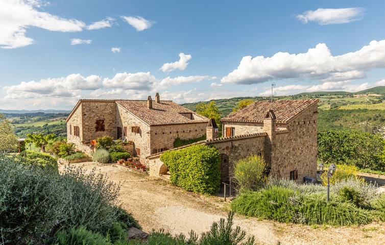 Appartamento con giardino e piscina con parcheggio in Todi, Perugia e dintorni