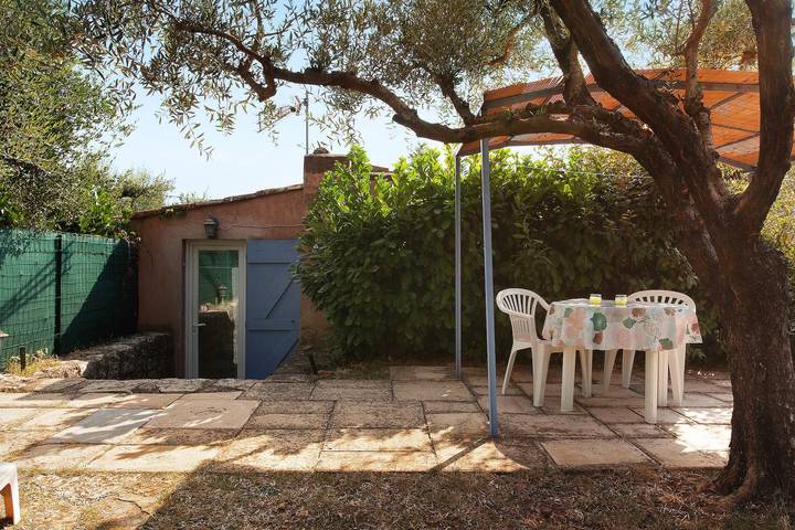 Estudio entero, Apartamento estudio 'Meublé' con piscina compartida, jardín privado y Wi-Fi in Lorgues, Region de Draguignan