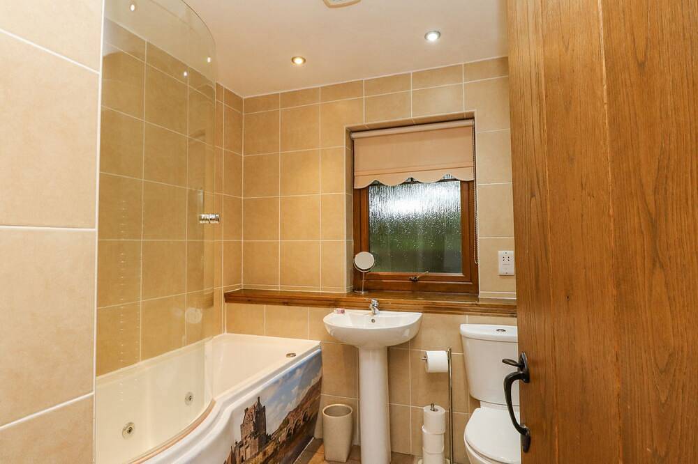 Glenmhor Apartment, character holiday cottage in Fort William in Nevis Range, Fort William