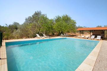 Gîte pour 9 personnes, avec jardin ainsi que piscine et terrasse dans Salir