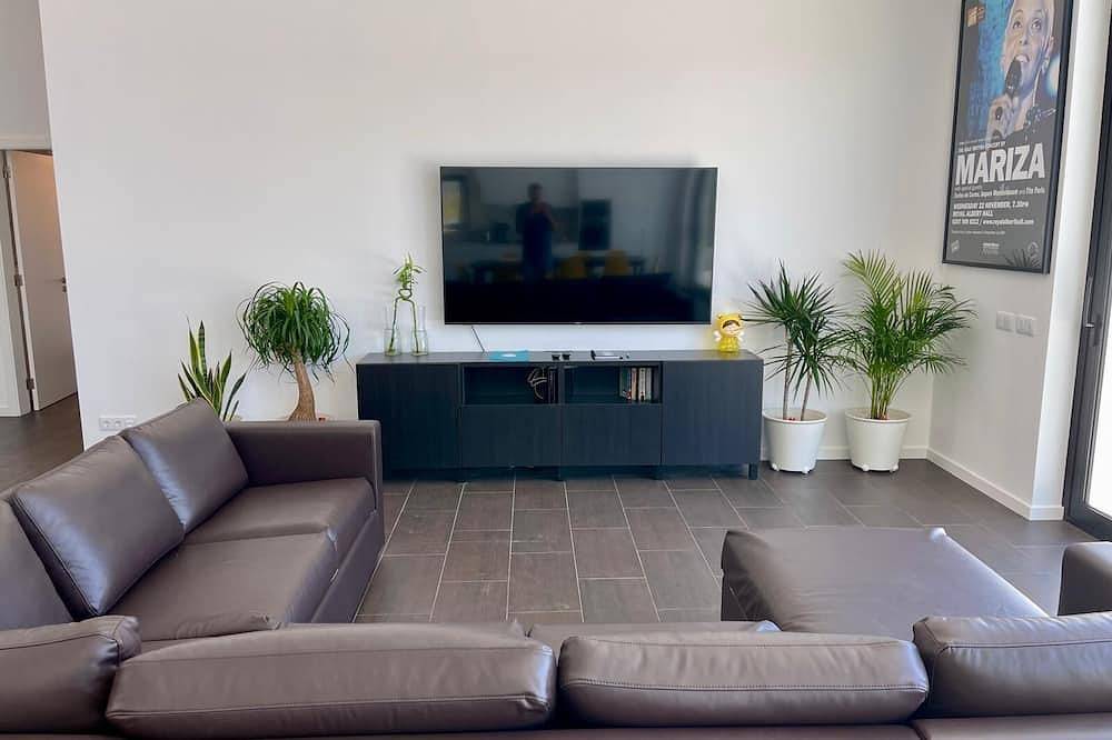 Casa Iroko: Modern villa, private pool, 4 bedrooms, landscape garden, quiet area in Caldas da Rainha, Leiria District