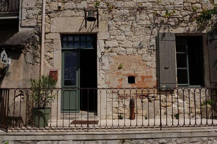 Location de vacances pour 2 personnes, avec piscine ainsi que vue et terrasse à Roquecor - 3