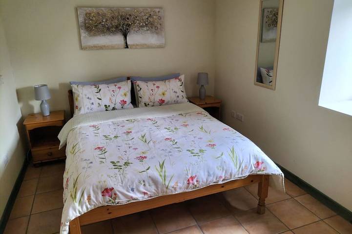 A charming ground-floor cottage with scenic valley views in Ceredigion
