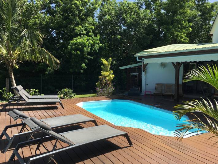 Location de vacances pour 9 personnes, avec jardin et jacuzzi ainsi que piscine et terrasse à Bouillante