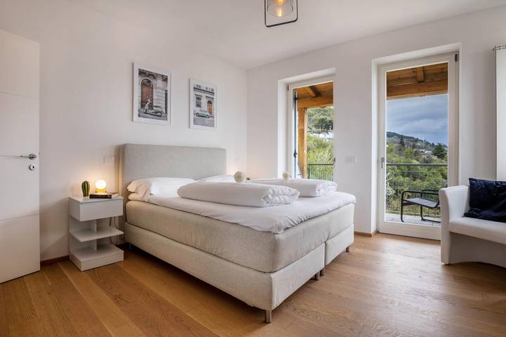 Appartamento intero, Appartamento "Residence La Villa Cristallo" con Vista Lago, Piscina, Balcone & Wi-Fi in Tignale, Prealpi Gardesane