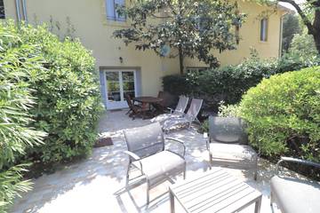 Gîte pour 4 personnes, avec jacuzzi et terrasse ainsi que piscine et jardin à Saint-Just