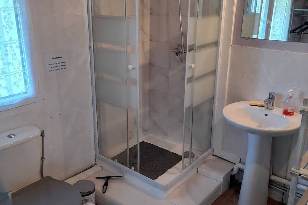 Ganze Wohnung, 2 to 4-person apartment 300 m from town center and 200 m from château, very quiet location. in Surgères, Rochefort und Umgebung