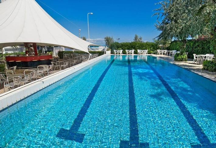 Hôtel pour 3 personnes, avec Balcon et Terrasse ainsi que Jardin et Piscine à Senigallia