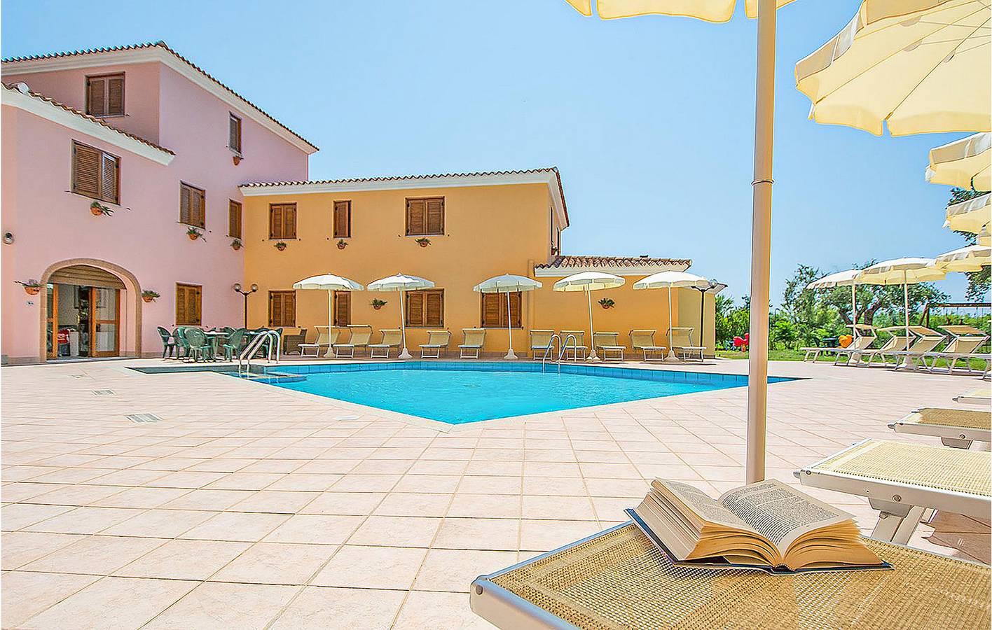 Ganze Ferienwohnung, Poolside Apartment in der Nähe von Sas Linnas Siccas Beach. in Sos Alinos, Orosei