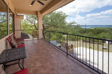 Vacation Rental for 13 Guests in Comal County, Picture 4