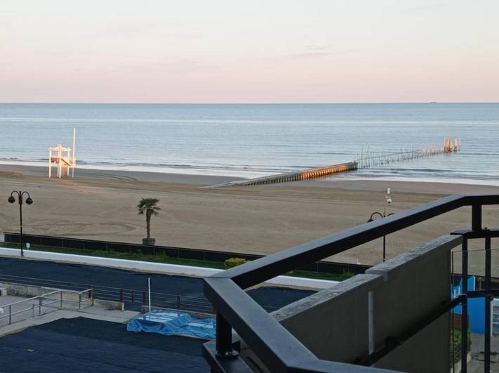 Ferieleilighet for 5 personer, med badebasseng og terrasse i tillegg til utsikt i Jesolo