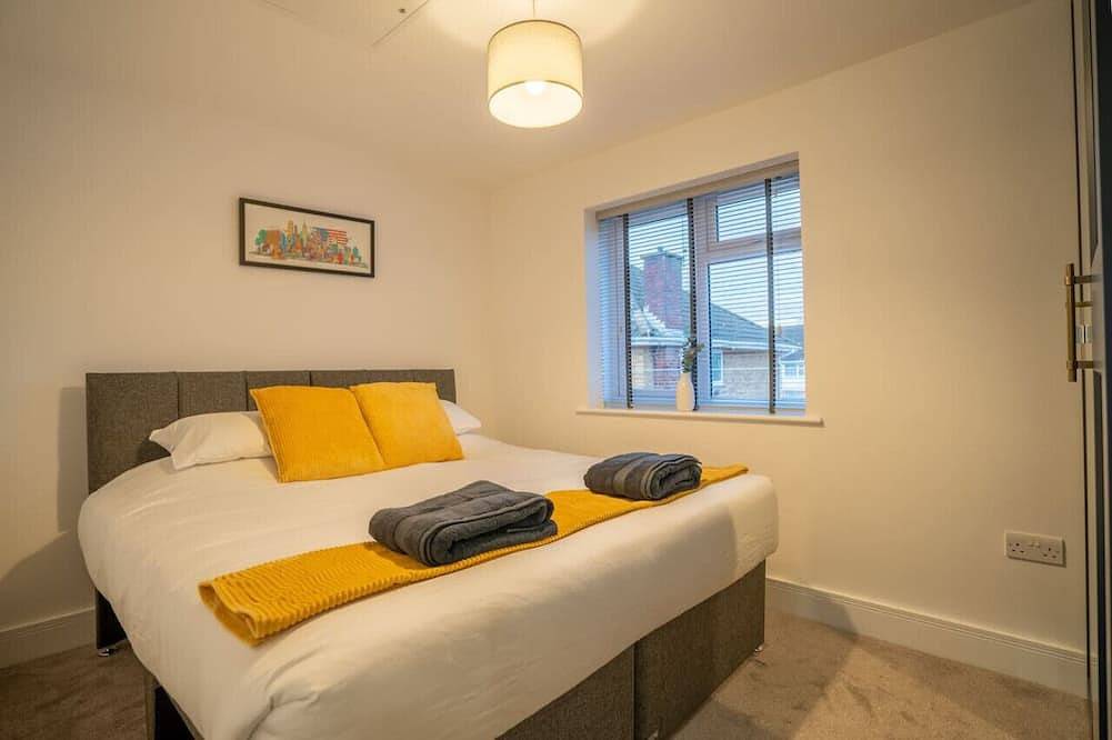 Entire apartment, Skyway First Floor Apartment is a 2 bedroom apartment with parking in Three Bridges in Crawley, West Sussex