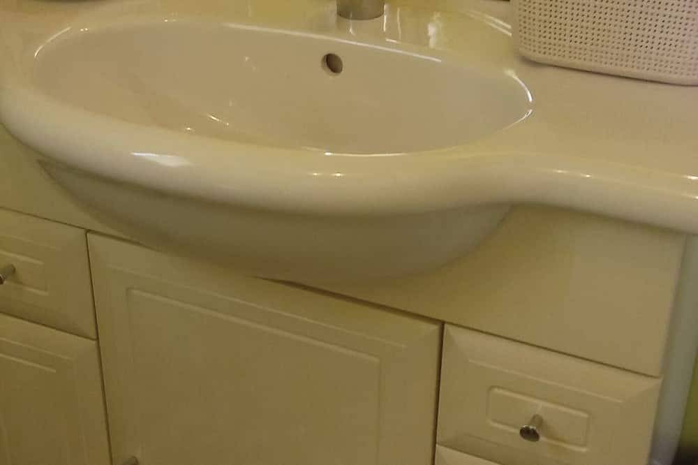 Entire apartment, Studio for rent in Port des Barques in Port-des-Barques, Rochefort region