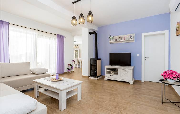 Schickes Apartment mit 2 Schlafzimmern, Pool, Terrasse und WLAN in der Nähe des Flusses Čikola in Dalmatinisches Zagora