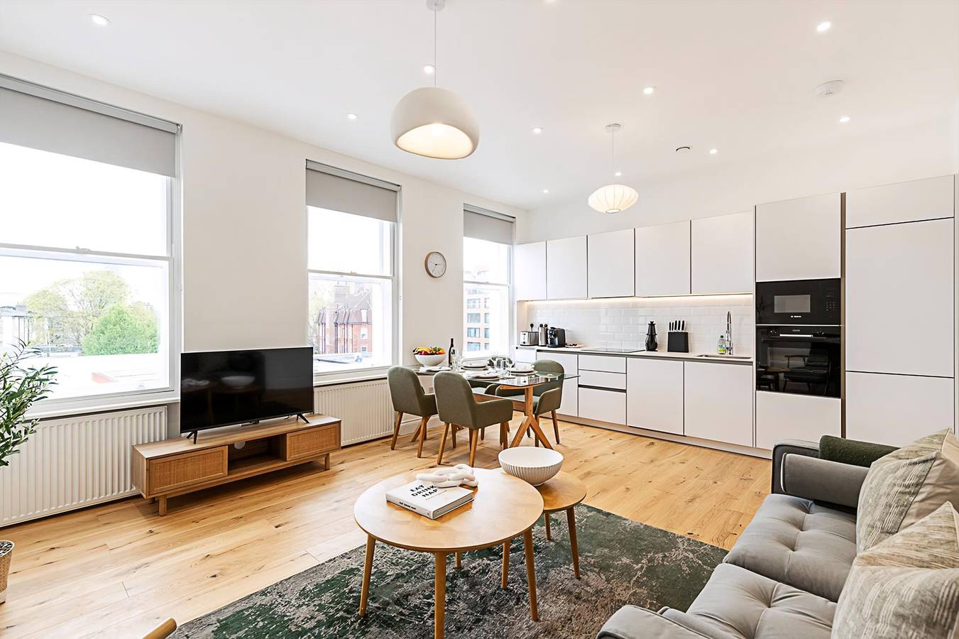 Entire apartment, Chic Chelsea Retreat: Bright Space & Balcony Bliss in Kensington and Chelsea, London