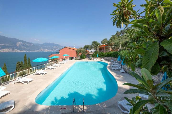 Appart’hôtel pour 2 personnes, avec Balcon et Terrasse ainsi que Jardin et Piscine dans Brenzone Sul Garda