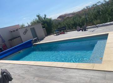 Cottage pour 6 personnes, avec piscine et jardin ainsi que vue et terrasse à Brouilla