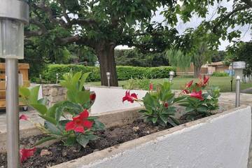 Gîte pour 4 personnes, avec jardin et jacuzzi à Jonquières-Saint-Vincent