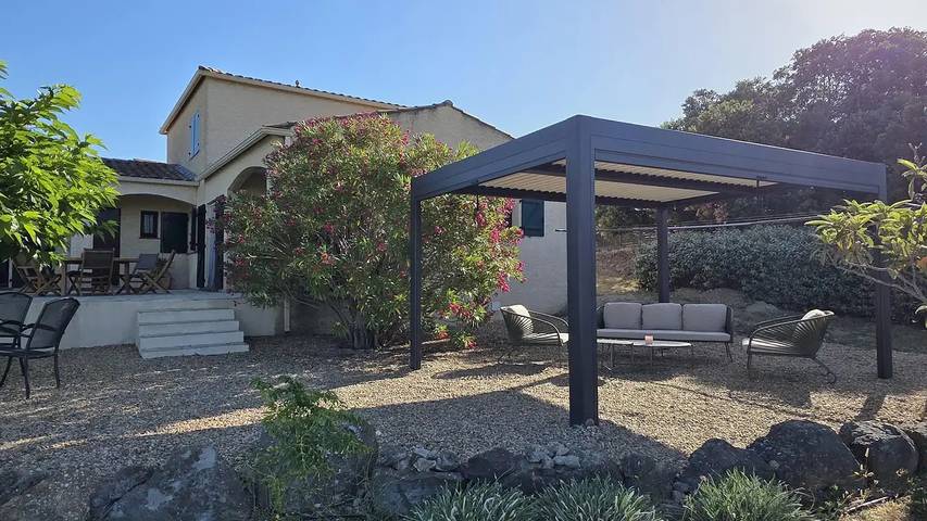 Location de vacances pour 7 personnes, avec jardin et piscine à Aigne
