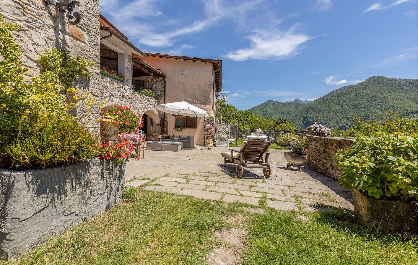 Ganze Ferienwohnung, Obergeschosswohnung mit Pool & WiFi, Comano in Comano, Nationalpark Toskanisch-Emilianischer Apennin